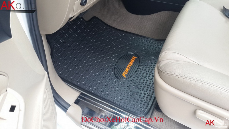 Thảm Lót Sàn Xe Toyota Fortuner Nên trang bị Thảm Lót Sàn Xe Toyota Fortuner
